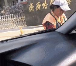 搞笑gif趣图姑娘有话好好说别动手,开心一刻gif搞笑动图