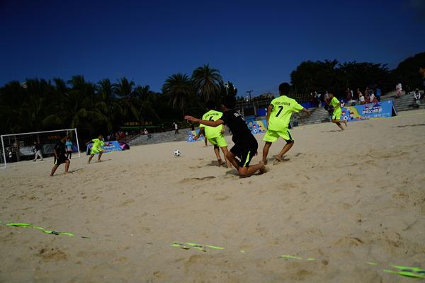吉阳区第二届青少年沙滩足球联赛大东海开赛