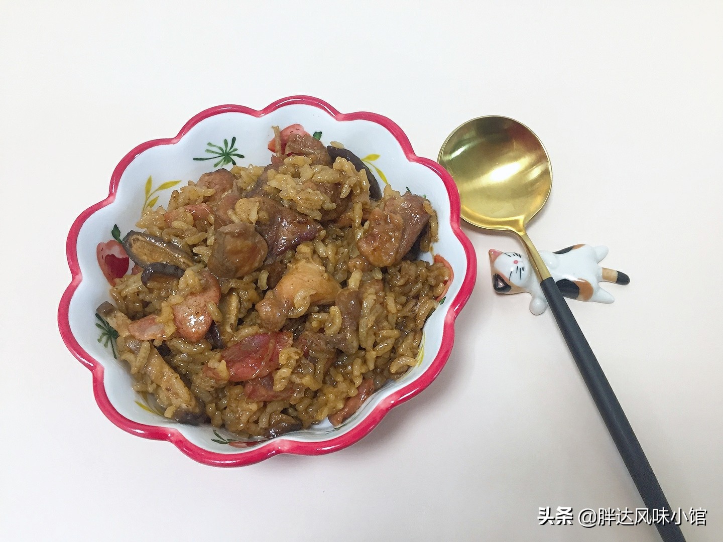 鸡肉只能炖汤喝？这样做好吃到一碗接一碗，香菇腊肠焖鸡饭