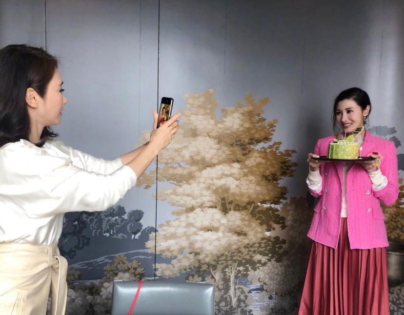 李嘉欣穿搭玫红,李嘉欣穿玫红衣