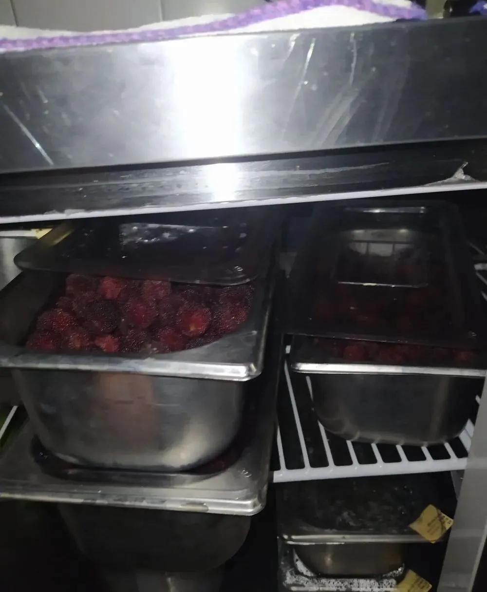 蟑螂乱爬、水果腐烂……“奈雪的茶”清晨道歉！