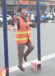 女子把果汁倒进输液瓶,水果榨汁注射静脉