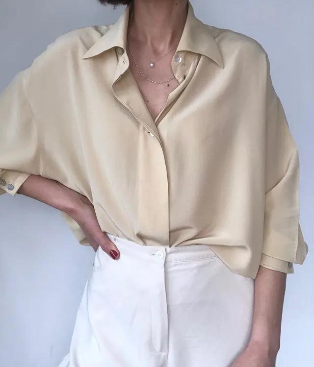 T恤穿腻了？想要时髦又遮肉，春夏白衬衫应该这么洗和这样穿