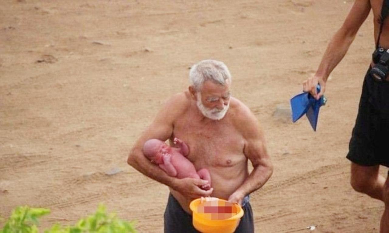 孕妇在海里分娩，老公帮忙接生，接下来的画面，跟玩过家家一样！