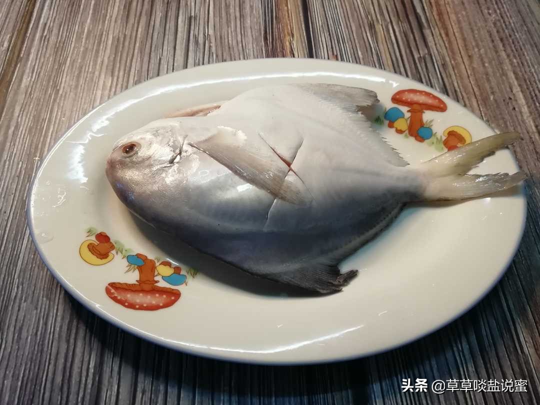 正宗清蒸鲳鱼的刀法,清蒸银鲳鱼的正宗制作方法