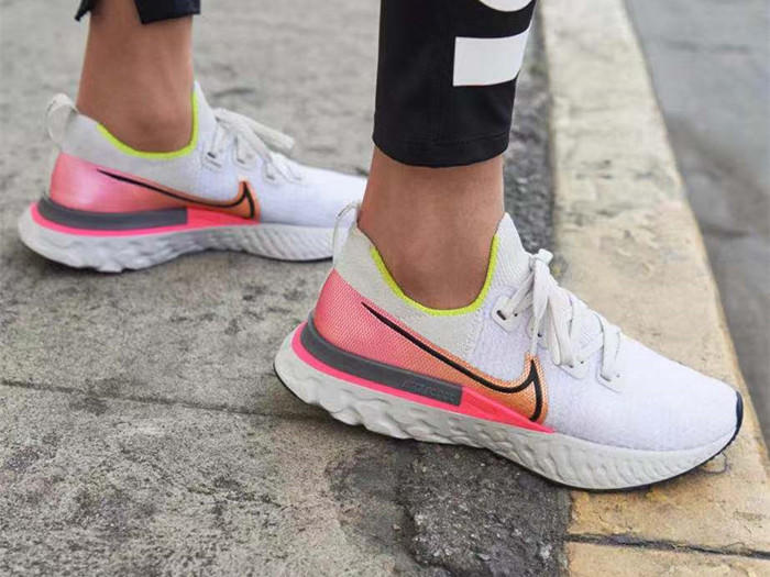 aj1low黑红脚趾丝绸,aj1潮流复古篮球鞋白灰蓝