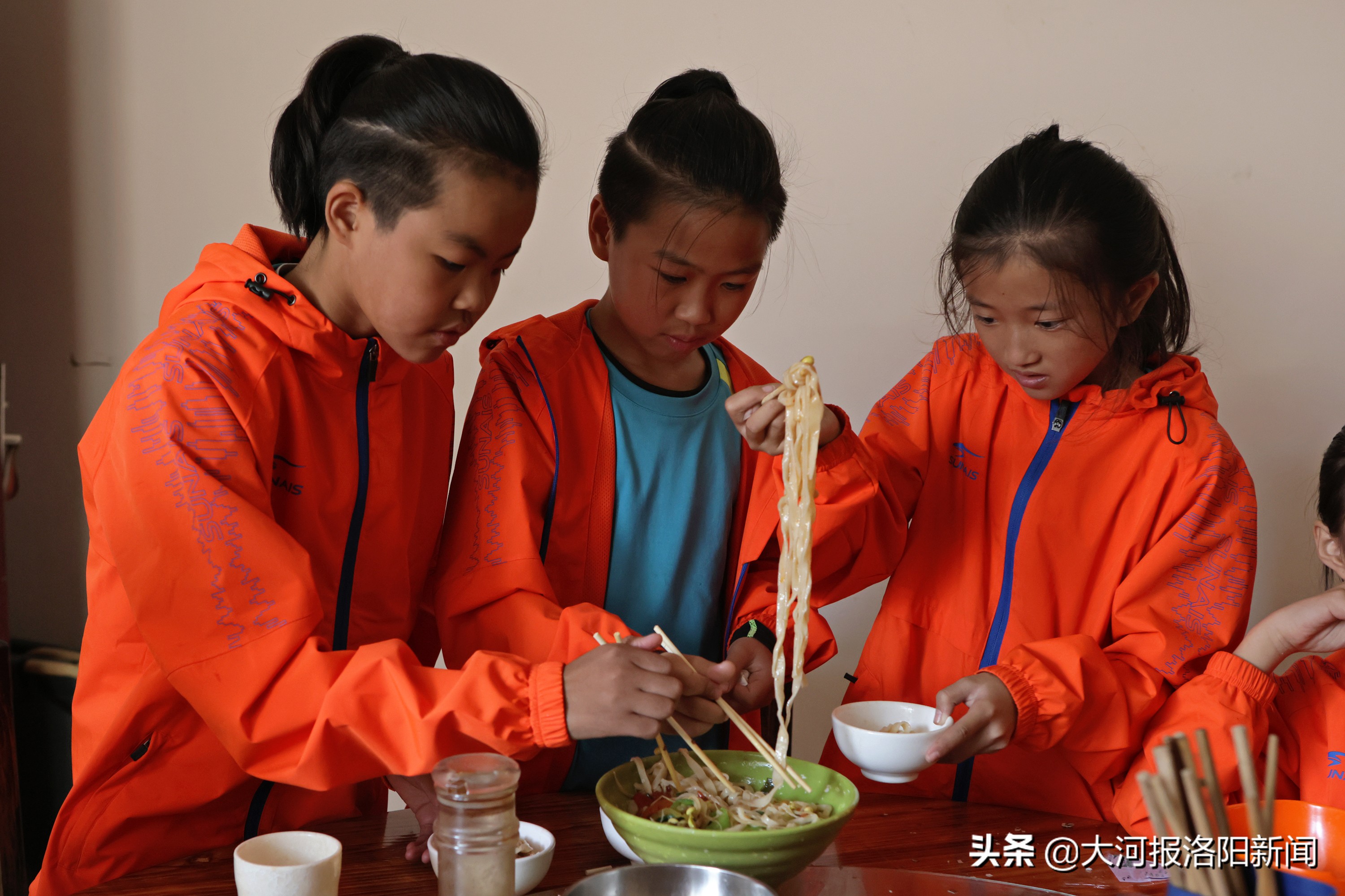 穿足球鞋踢足球比赛,穿大钉足球鞋在水泥地上踢球
