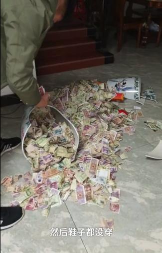 男子藏私房钱藏满花瓶,男子私房钱藏花瓶里被妻子发现