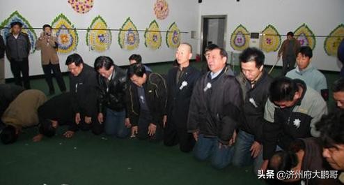 栾云平被郭德纲踹一腿的小品,栾云平被郭麒麟踹一腿的小品