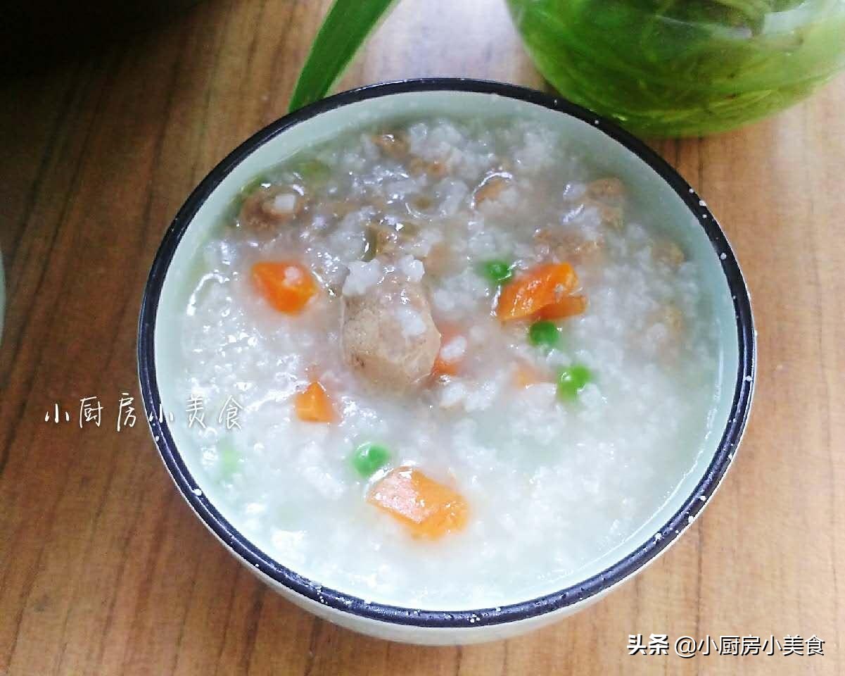 鸭子皮厚脂肪多，做粥之前简单处理一下，再下锅煮粥就不会油腻了