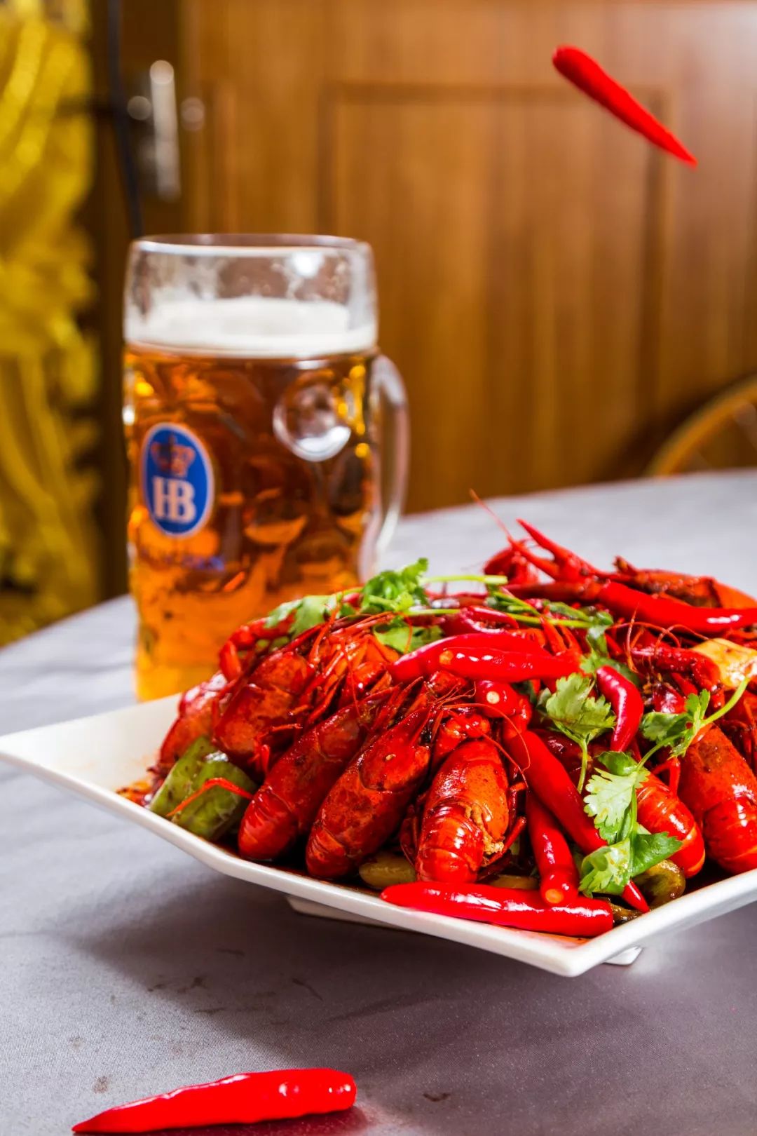 这样吃龙虾简直就是一场味觉盛宴,吃超大龙虾超过瘾