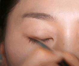 眼妆画完一会就脏掉了,眼妆一画就显得凶