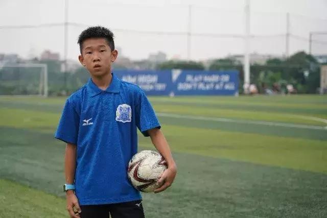 儿童足球场踢出惊天世界波,小学生踢出世界级圆月弯刀