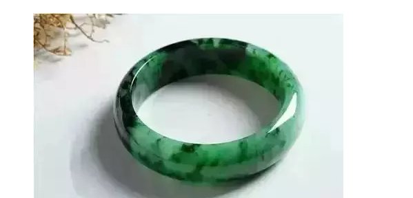 翡翠手镯里面有黑点怎么回事,翡翠手镯有黑点能买吗
