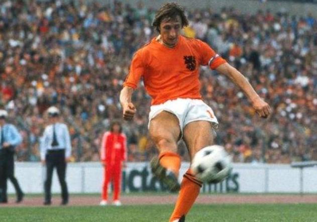 贝肯鲍尔和马尔蒂尼哪个值得换,贝肯鲍尔和克鲁伊夫谁更伟大