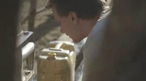 用零花钱给非洲挖了1000多口井，只因孩子眼泪，是那里最干净的水