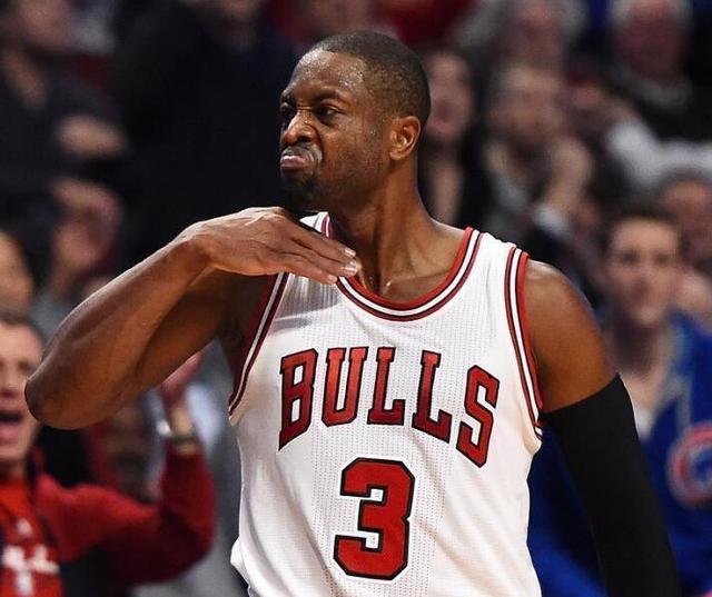 10图看进球后的庆祝动作：库里伸出手指指向天，韦德表情霸气至极