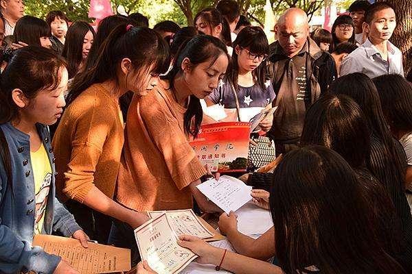 一本滑档不想去二本可以复读吗,二本滑档去复读还是报考专科