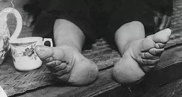 纤妙说应难，须从掌上看，古代为何要用裹小脚的方式对待女性