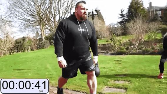 受疫情影响，英国“野兽”埃迪霍尔也只能乖乖宅家训练了！