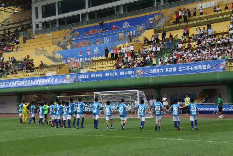 这座城市的小学生联赛很“中超”！专业足球场、近千名观众助威