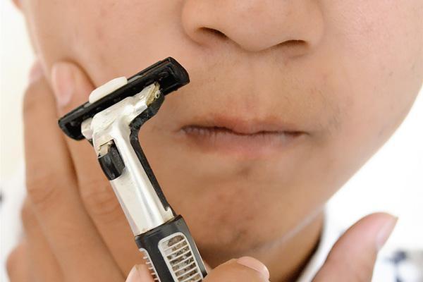 男士刮胡子时容易起痘痘怎么消除,用电动剃须刀刮胡子后起了痘痘