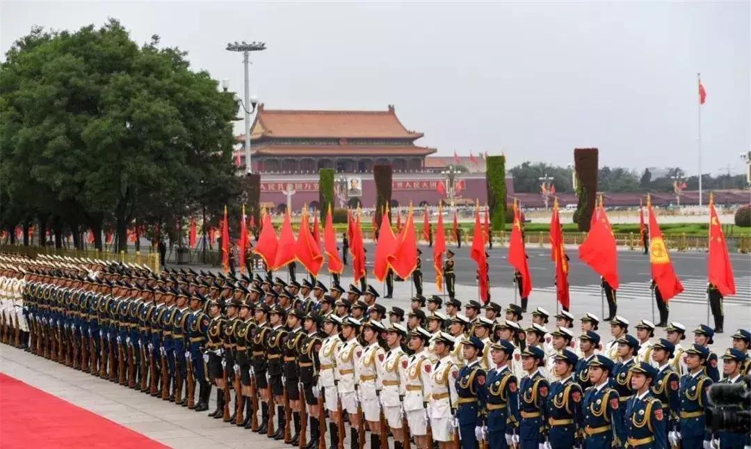 最美坦克女兵对比照,坦克女兵曾经的照片