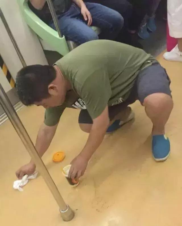 董卿你的站姿就是你的修养,董卿到底有多懂得礼貌