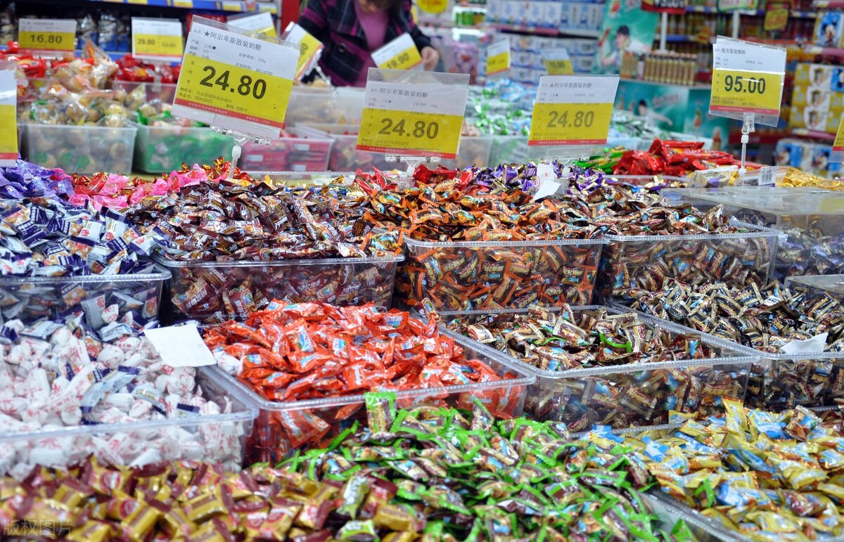 开一家零食店利润大概多少,零食店铺投资多少钱