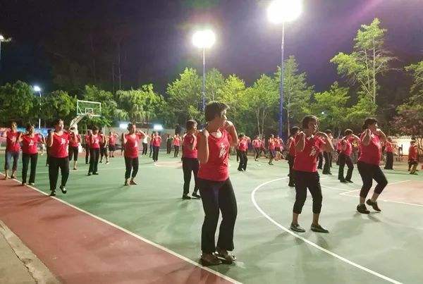 閲庣悆鍦哄箍鍦鸿垶,閲庣悆鍦轰笌骞垮満鑸炵殑瀹岀編铻嶅悎