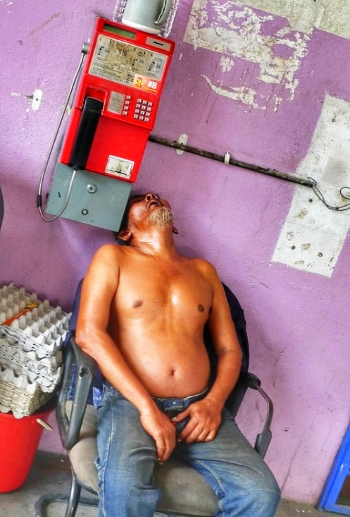 和尚纹头抽烟，男厕挂仨*旗国**女厕却无，游客表示：这个国家好奇怪