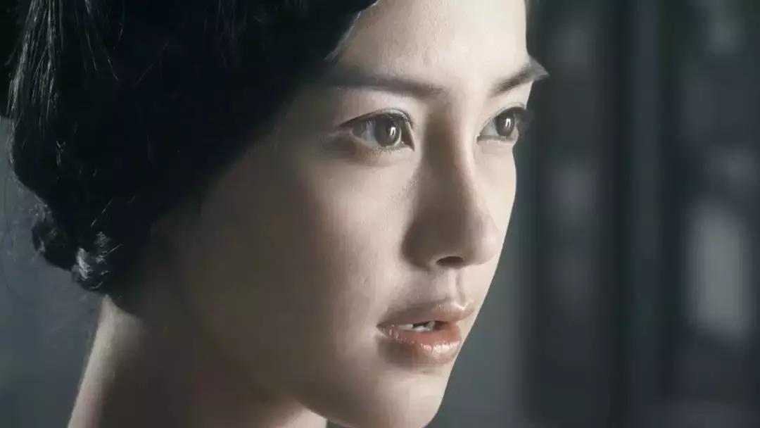 经常戴美瞳的女明星,被美瞳毁掉