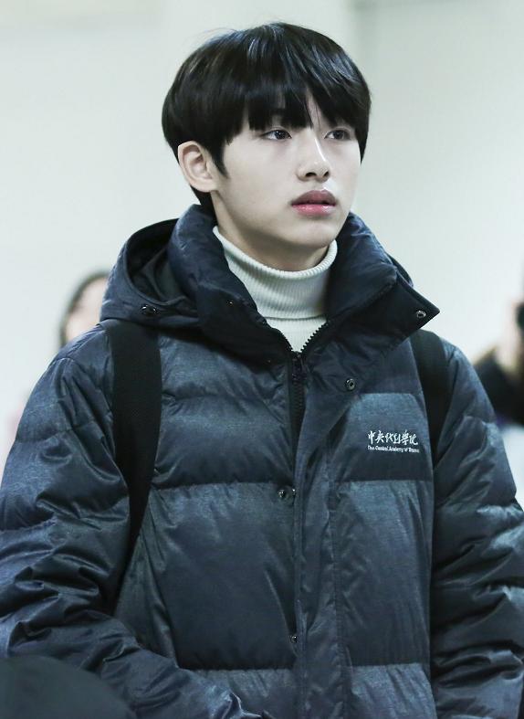 董思成中戏校服韩网,董思成中戏上课