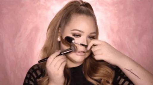 蕾哈娜邪术篇：磨皮瘦脸之外的X操作