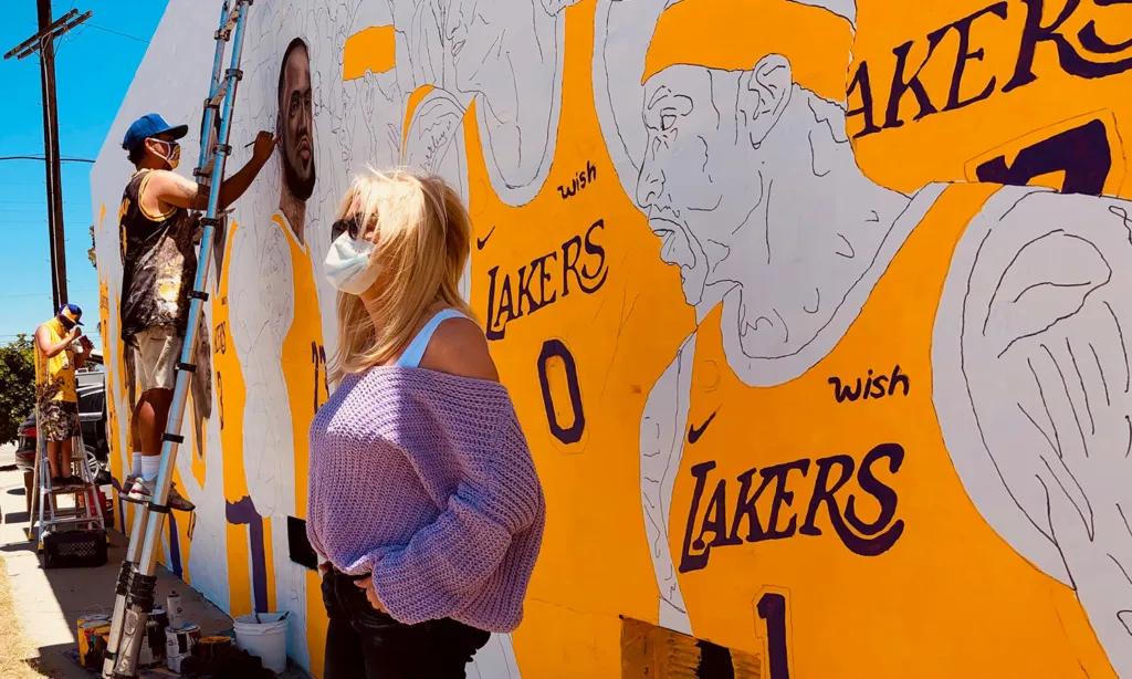 湖人老板珍妮·巴斯谈詹姆斯,湖人队75周年宣传珍妮巴斯