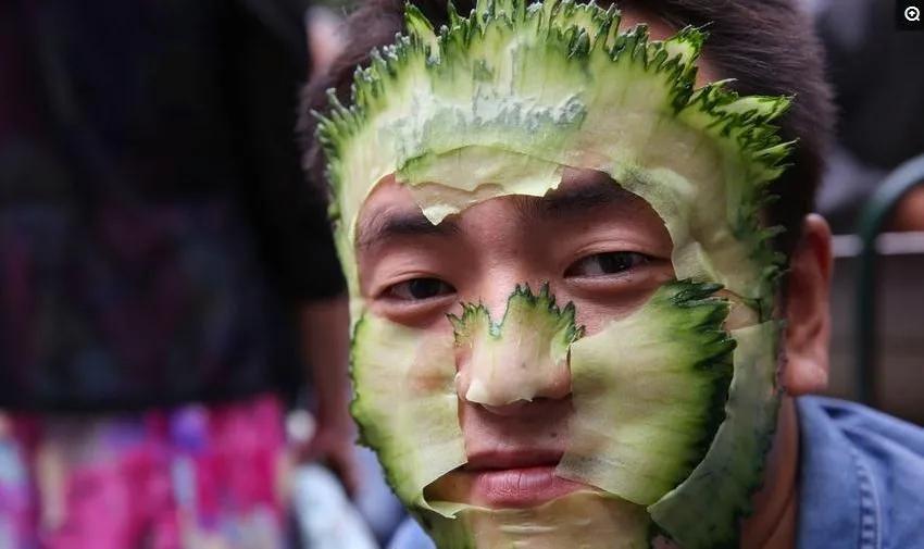 一边“磕糖”一边护肤，年轻人真的需要“能吃的化妆品”吗？