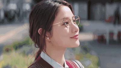 头大脸大变美思路,鹅蛋脸适合的最佳发型戴帽子