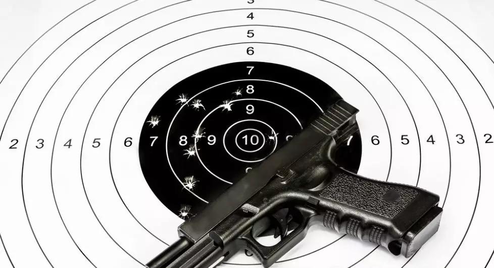 只因对公司人事任用不满，他持枪接连杀害五人