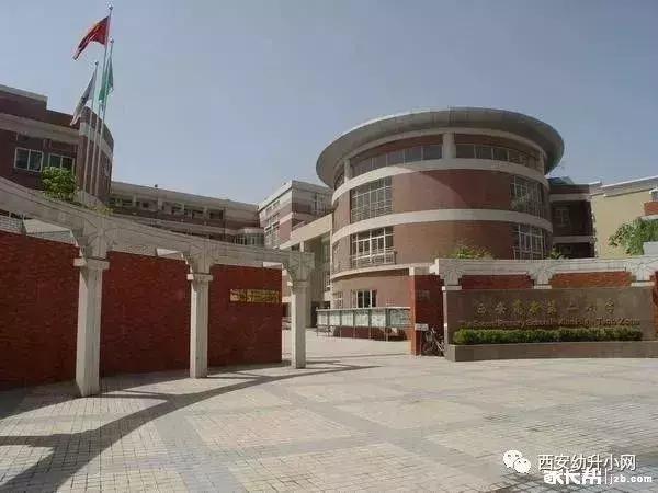 很多家长挤破头要去民办学校,西安家长挤破脑袋让孩子上的学校