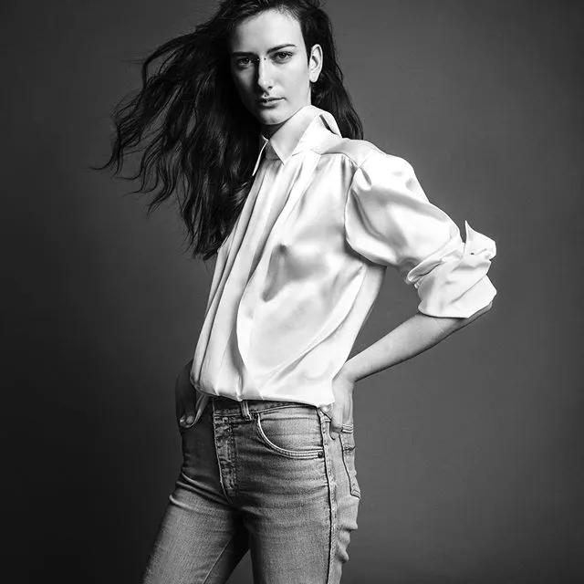 T恤穿腻了？想要时髦又遮肉，春夏白衬衫应该这么洗和这样穿