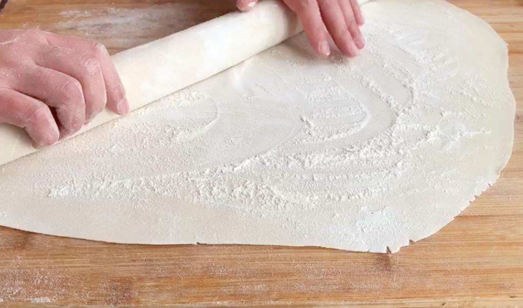 做手擀面用冷水还是热水和面不碎,做手擀面里面需要加鸡蛋吗