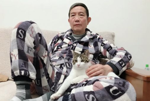 养猫后儿子鼻过敏，妈妈心生一计：不如你搬出去住吧！