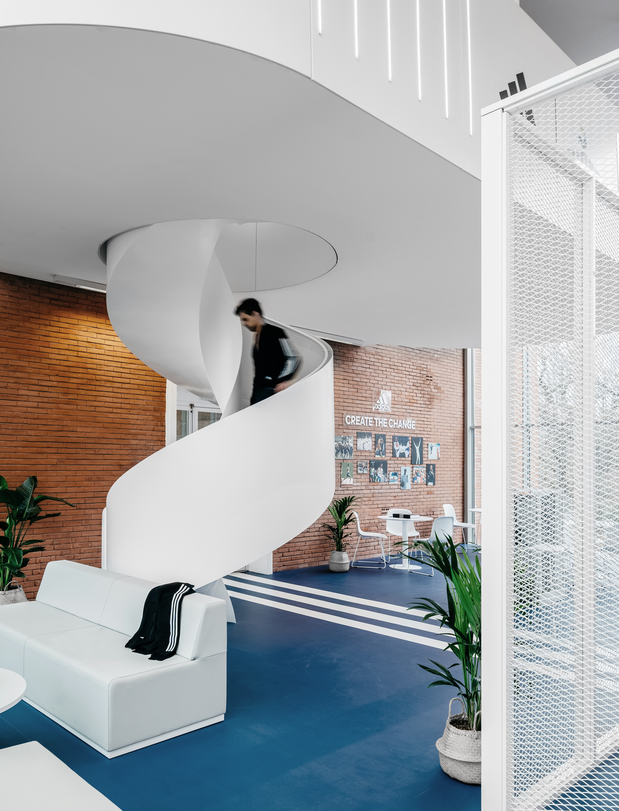 阿迪达斯球员版赞助,阿迪达斯赞助精英球队足球