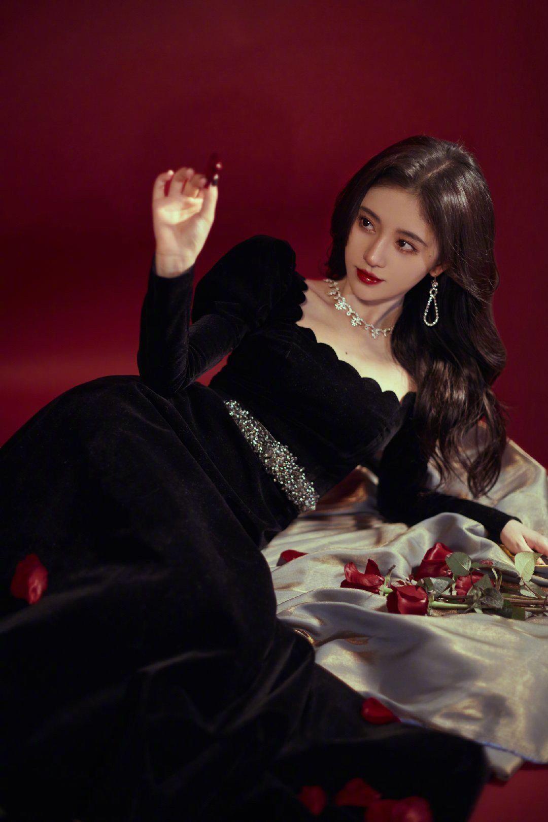 刘嘉玲黑外套红黑拼接毛线裙,刘嘉玲黑色礼服