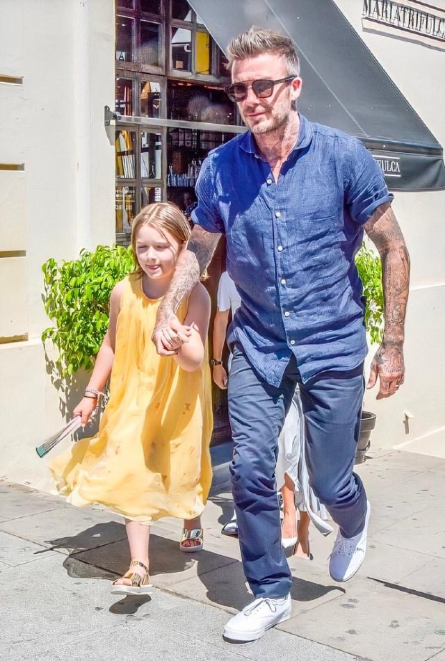 贝克汉姆不顾老婆儿子，牵手8岁女儿疾步行走，小七容貌美翻天