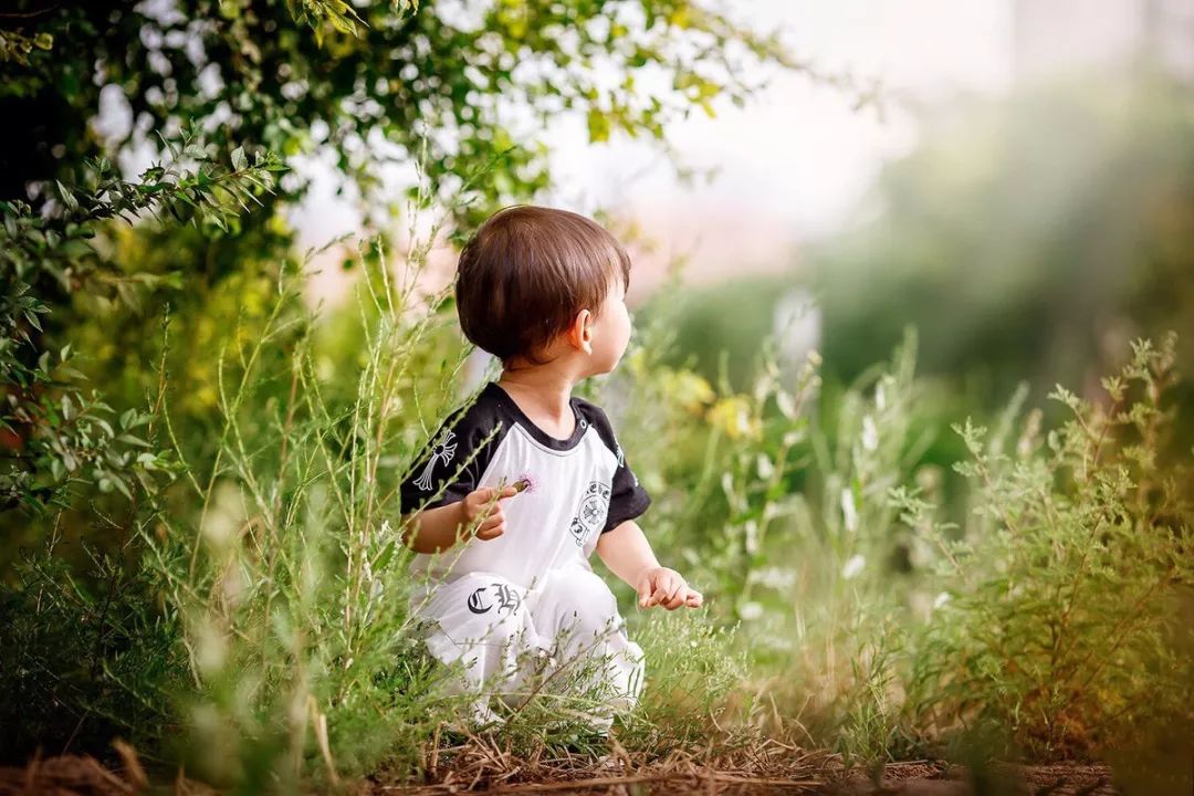 男孩偷用妈妈化妆品,儿子偷用妈妈香水
