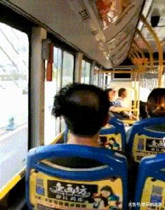 姑娘你的衣服一直走在时尚的最前沿，不过这时尚实在是让人看不懂