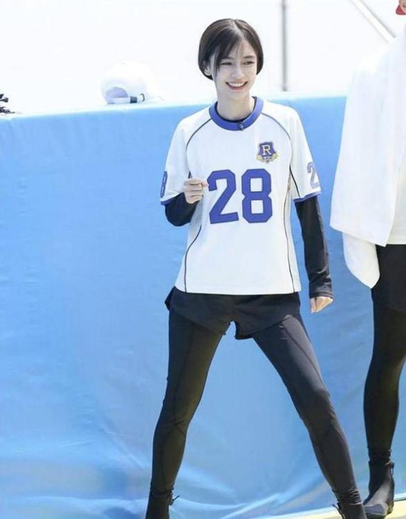 吉克隽逸身穿皮裤尽显好身材,吉克隽逸黑黄衣服