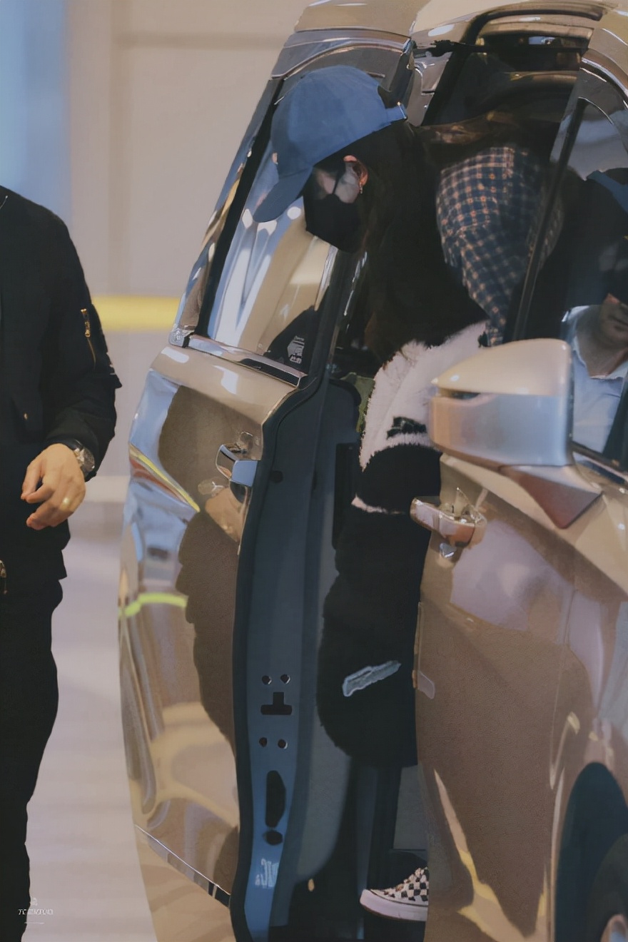 杨幂慈善拍卖,杨幂芭莎明星慈善夜2018