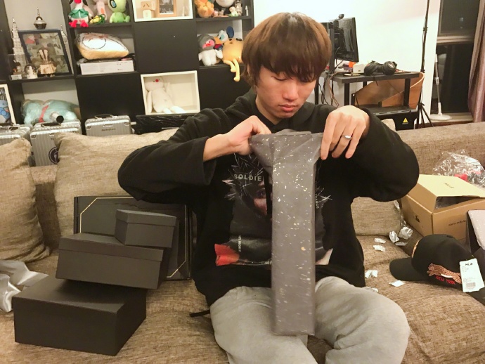 theshy生日联名青岛,theshy2018年穿过的衣服